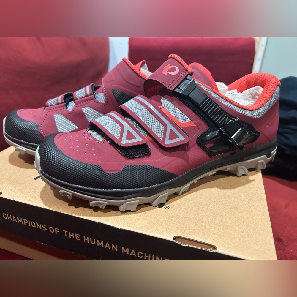 Women’s Pearl Izumi spin/cycling shoes like new, worn once. US size 10